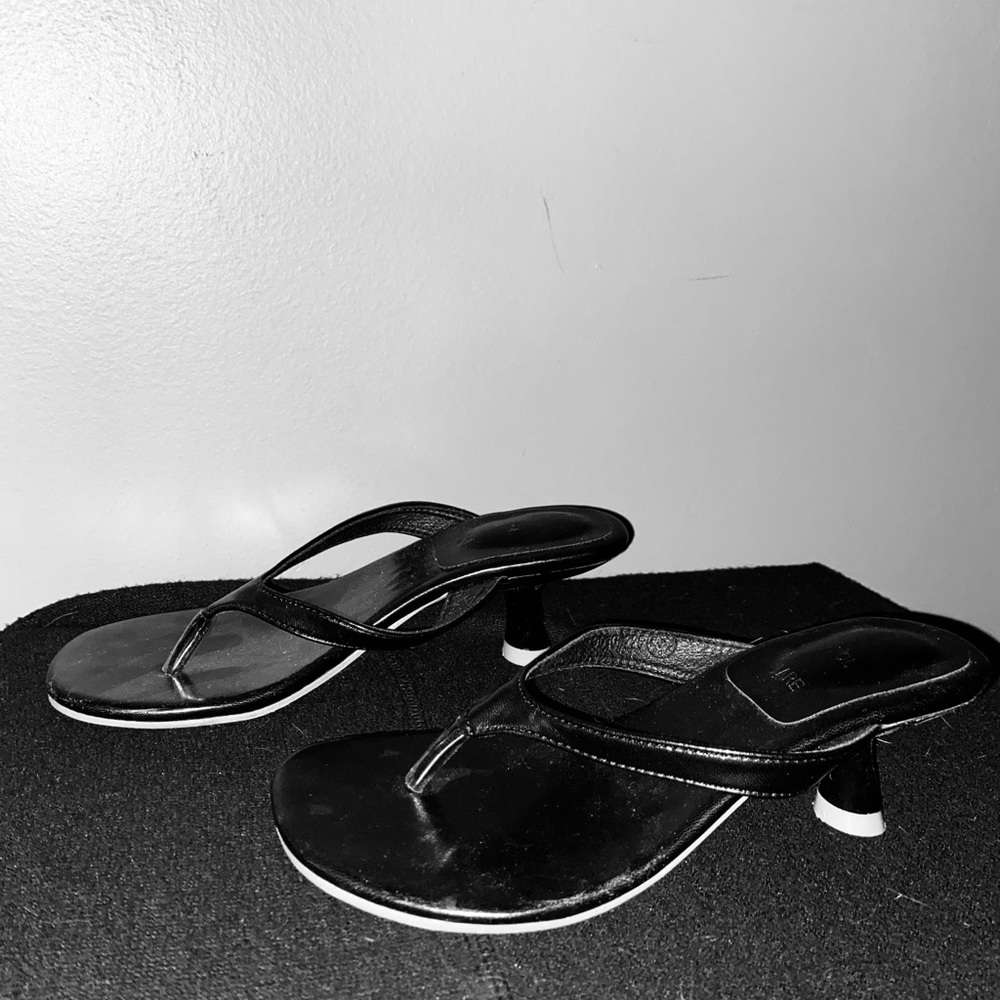 KITTEN HEELS